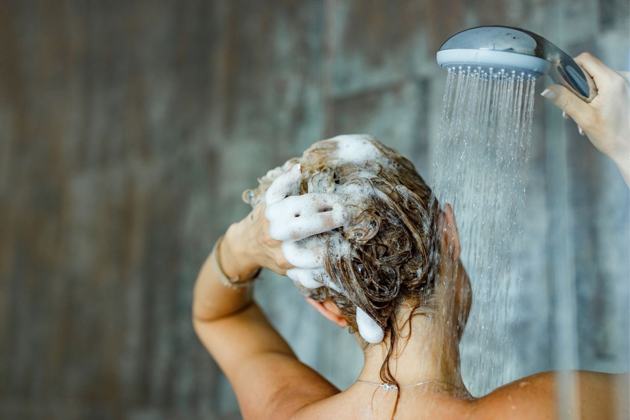 **Shampoings** Nettoyez vos cheveux en douceur avec des formules revitalisantes, conçues pour préserver leur équilibre et leur brillance naturelle.
