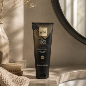Crème volume brushing GHD Volume Forever pour apporter du volume et du corps aux cheveux.