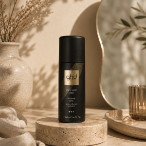 Spray brillance de finition GHD Shiny Ever After pour cheveux brillants.