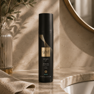 Spray lissant GHD Straight On pour lisser les cheveux et limiter les frisottis.